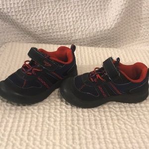 Size 8 boys oshkosh b’gosh sneakers